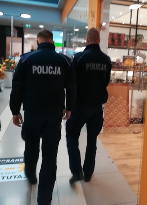 policjanci podczas służby na terenie galerii handlowej