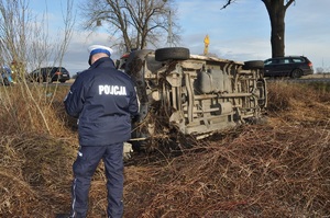 policjant podczas oględzin pojazdu