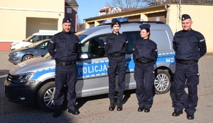 policjanci na tle radiowozu