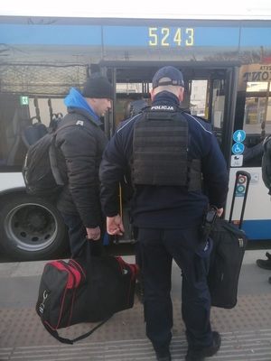 policjanci podczas służby na rzecz bezpieczeństwa uchodźców