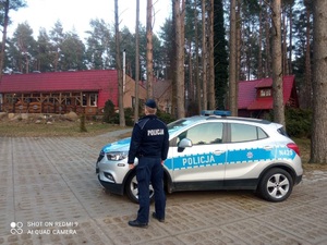 policjanci podczas służby na rzecz bezpieczeństwa uchodźców