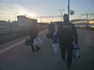 policjanci podczas służby na rzecz bezpieczeństwa uchodźców