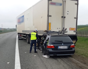 policjant podczas oględzin pojazdu