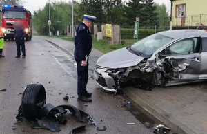 policjant podczas oględzin pojazdu