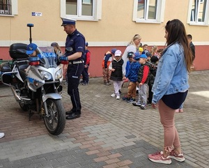 policjant podczas spotkania z dziećmi