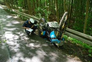 policjant podczas oględzin motocykla