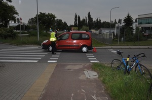 policjant podczas czynności na miejscu wypadku