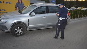 policjant podczas oględzin pojazdu