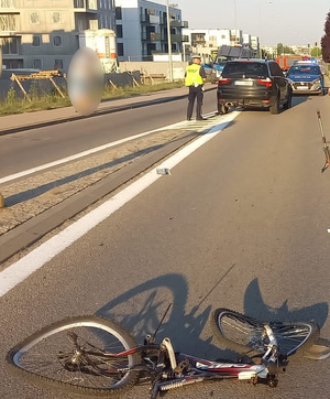 policjant podczas oględzin pojazdu