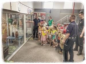 policjant podczas zajęć z dziećmi