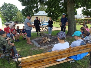 policjant podczas zajęć z młodzieżą