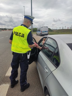 policjant podczas akcji na autostradzie