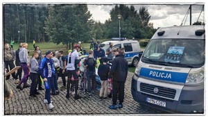 policjanci podczas festynu