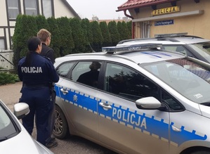 policjantka podczas doprowadzania zatrzymanego