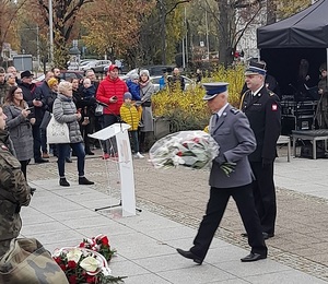 Komendant Powiatowy Policji w Pruszczu Gdańskim podczas uroczystego apelu