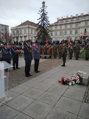 Komendant Powiatowy Policji w Pruszczu Gdańskim podczas uroczystego apelu