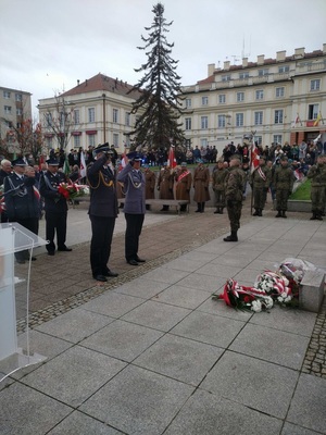 Komendant Powiatowy Policji w Pruszczu Gdańskim podczas uroczystego apelu