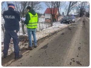 policjant podczas spotkania komisji