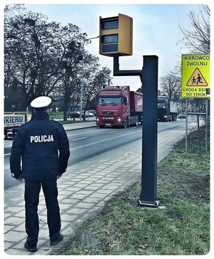 policjant przy fotoradarze