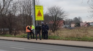 policjanci na miejscu gdzie będzie zamontowany fotoradar