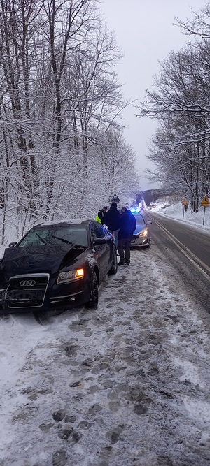 Policjant na miejscu zdarzenia drogowego