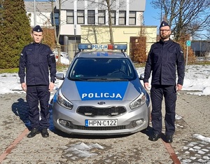 policjanci przy radiowozie