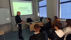 policjant podczas zajęć