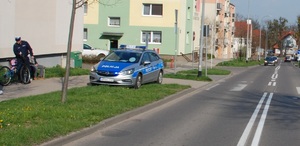 policjant i radiowóz na miejscu zdarzenia