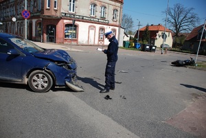 policjant podczas czynności na miejscu zdarzenia