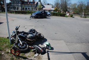 policjant podczas czynności na miejscu zdarzenia