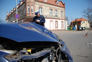 policjant podczas czynności na miejscu zdarzenia