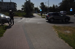 policjanci na miejscu zdarzenia drogowego