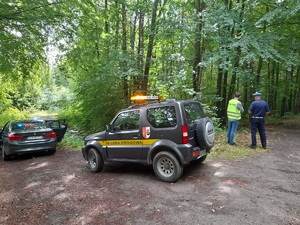 policjant podczas prac komisji