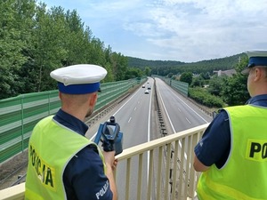 policjanci podczas pomiaru odległości pomiędzy pojazdami