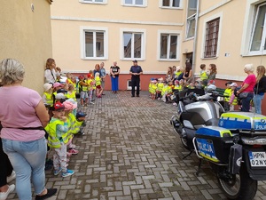 policjanci podczas zajęć z dziećmi