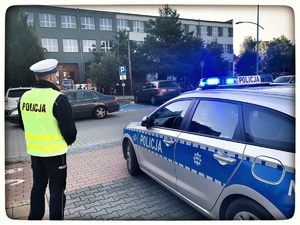 policjant przy radiowozie