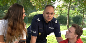 policjant podczas realizacji filmu