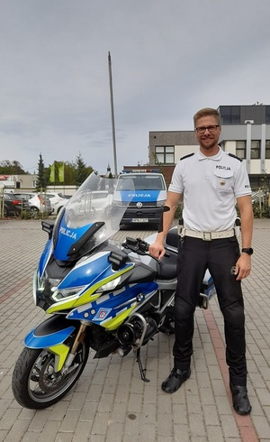 policjant przy motocyklu