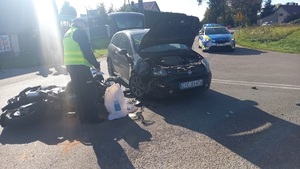 policjant podczas oględzin pojazdu