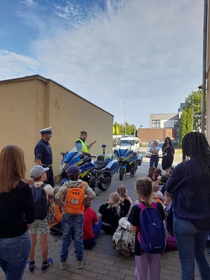 policjanci z dziećmi