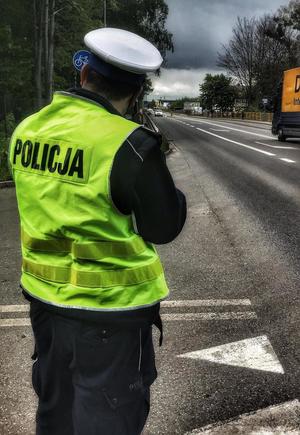 policjant mierzący prędkość