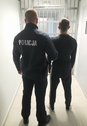 policjant z zatrzymanym