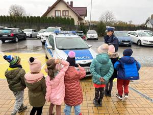 policjantka z przedszkolakami