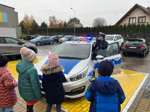 policjantka z przedszkolakami