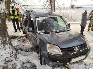 policjant na miejscu zdarzenia drogowego wykonujący czynności