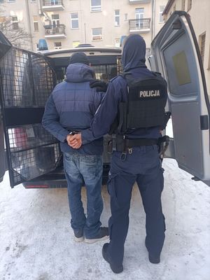 policjant z zatrzymanym