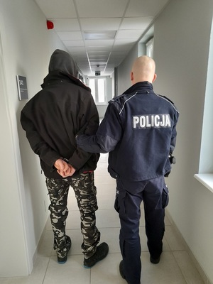 policjant z zatzrymanym