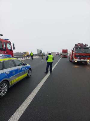 policjanci na miejscu zdarzenia drogowego