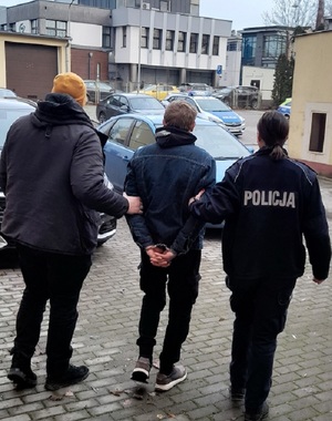 policjanci z zatrzymanym