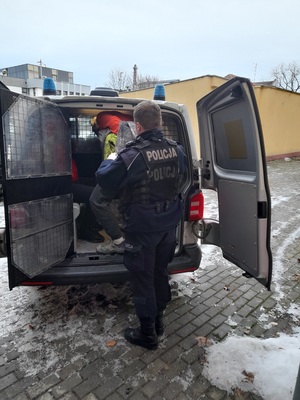 policjant podczas doprowadzania zatrzymanego